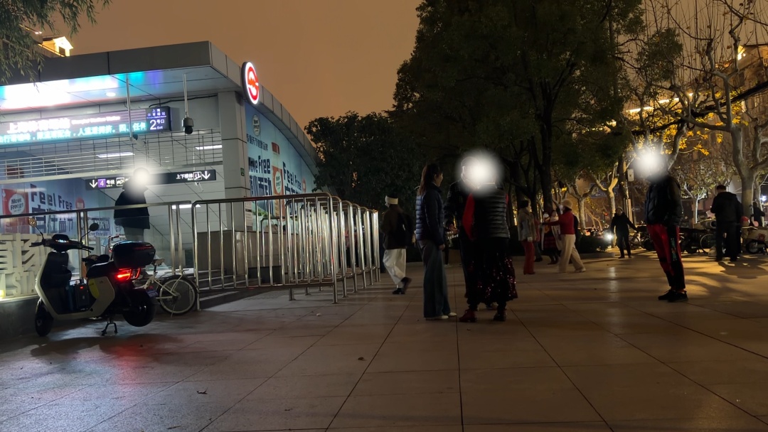 上海市中心地铁口旁“夜夜广场舞”？居民呼吁“还静与民”