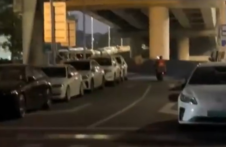 “救护车都无法通行”，广州一高架桥夜晚变“停车场”，街道回应