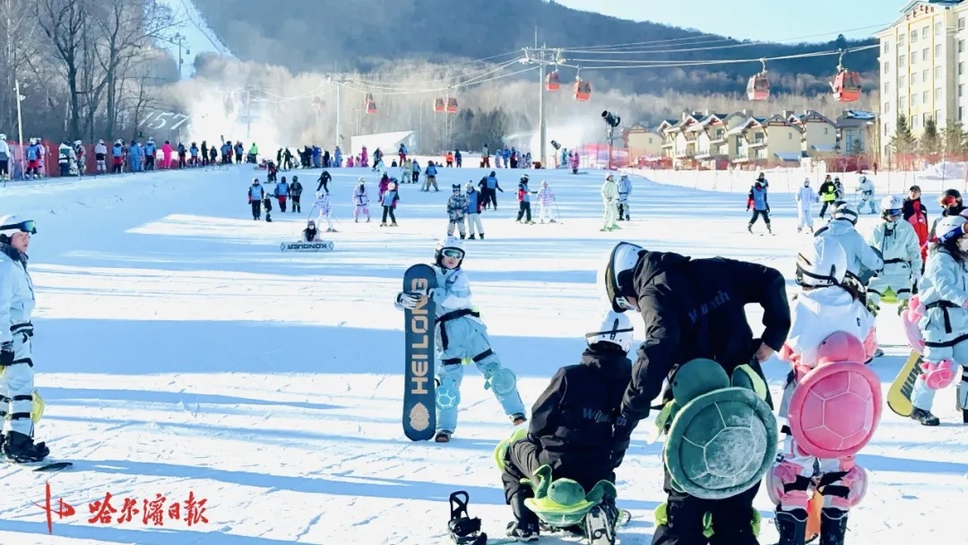 哈尔滨跻身热门冰雪目的地！新手滑雪客群加速转化为长期爱好者，“滑雪+”玩法带动文旅消费增长