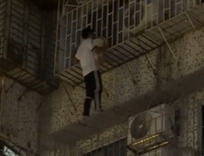 一幼童头部卡在防盗窗缝隙中，身体悬空摇晃，危急时刻3名小伙徒手爬墙救人