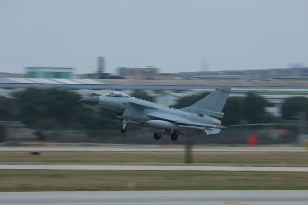 红蓝编队，激烈对抗