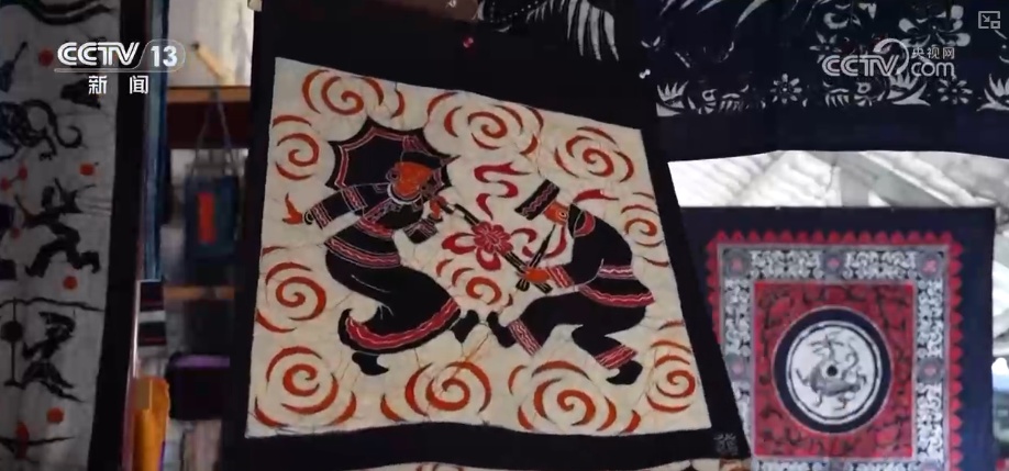 节日氛围渐浓 非遗展“新”意添彩假日消费 逛逛逛、买买买消费市场“升温”