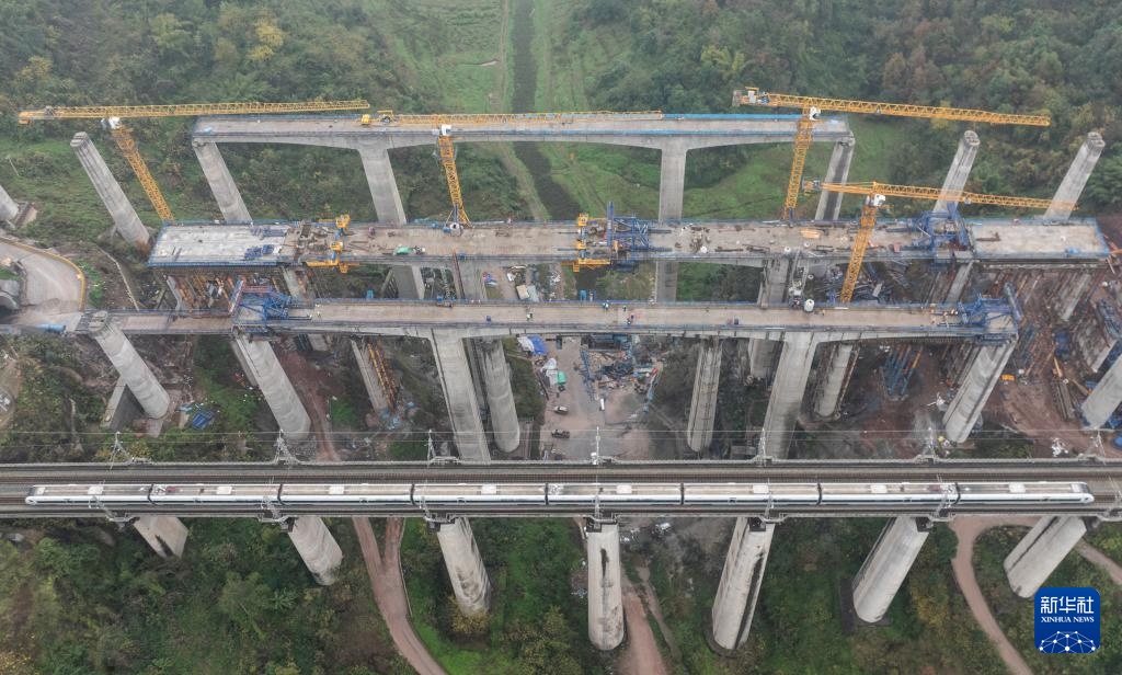 渝万高铁打青沟左线大桥连续梁顺利合龙