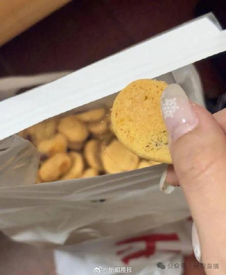 鲍师傅被曝提子酥内吃出头发，当地市监回应
