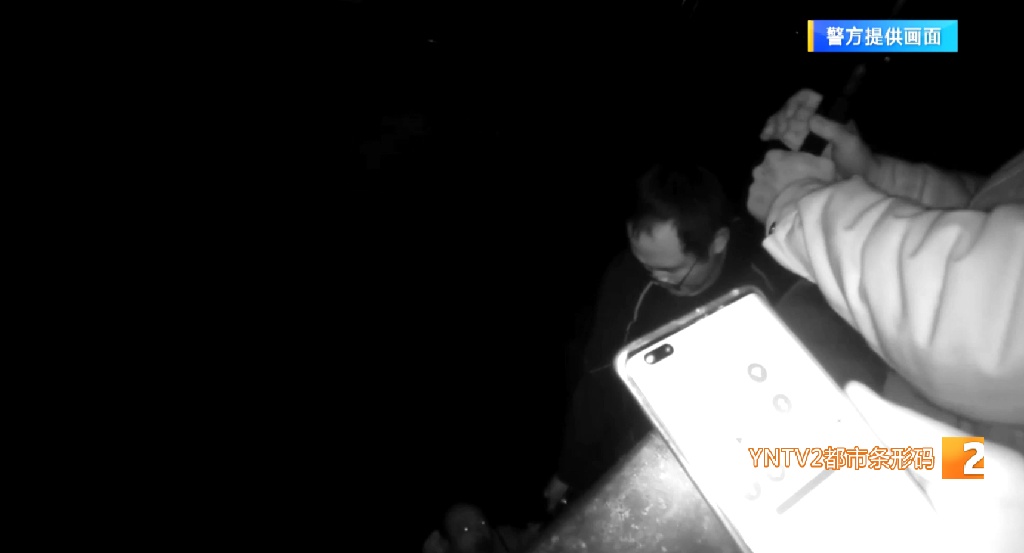 昆明一男子酒后伤害女友，因害怕主动报警，见到警察又跳水逃避抓捕！警方：刑拘！