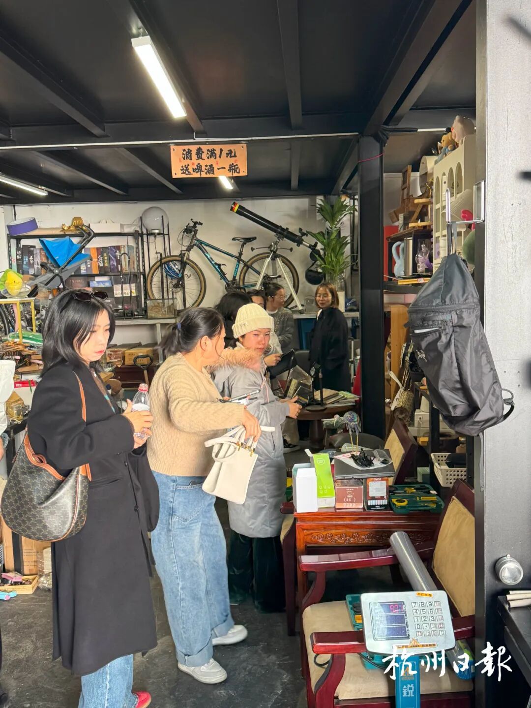 杭州一家小店突然爆火！小到5毛钱，大到上万元！“没人要的，我收”