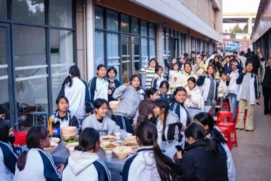 云南一职校学生提出“想杀猪”，校长和老师们凑钱：安排！