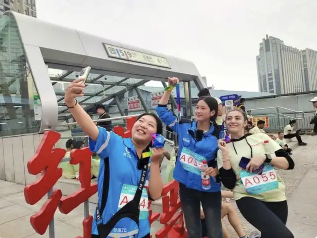 脱下骑手服，他们也是热爱生活的普通人