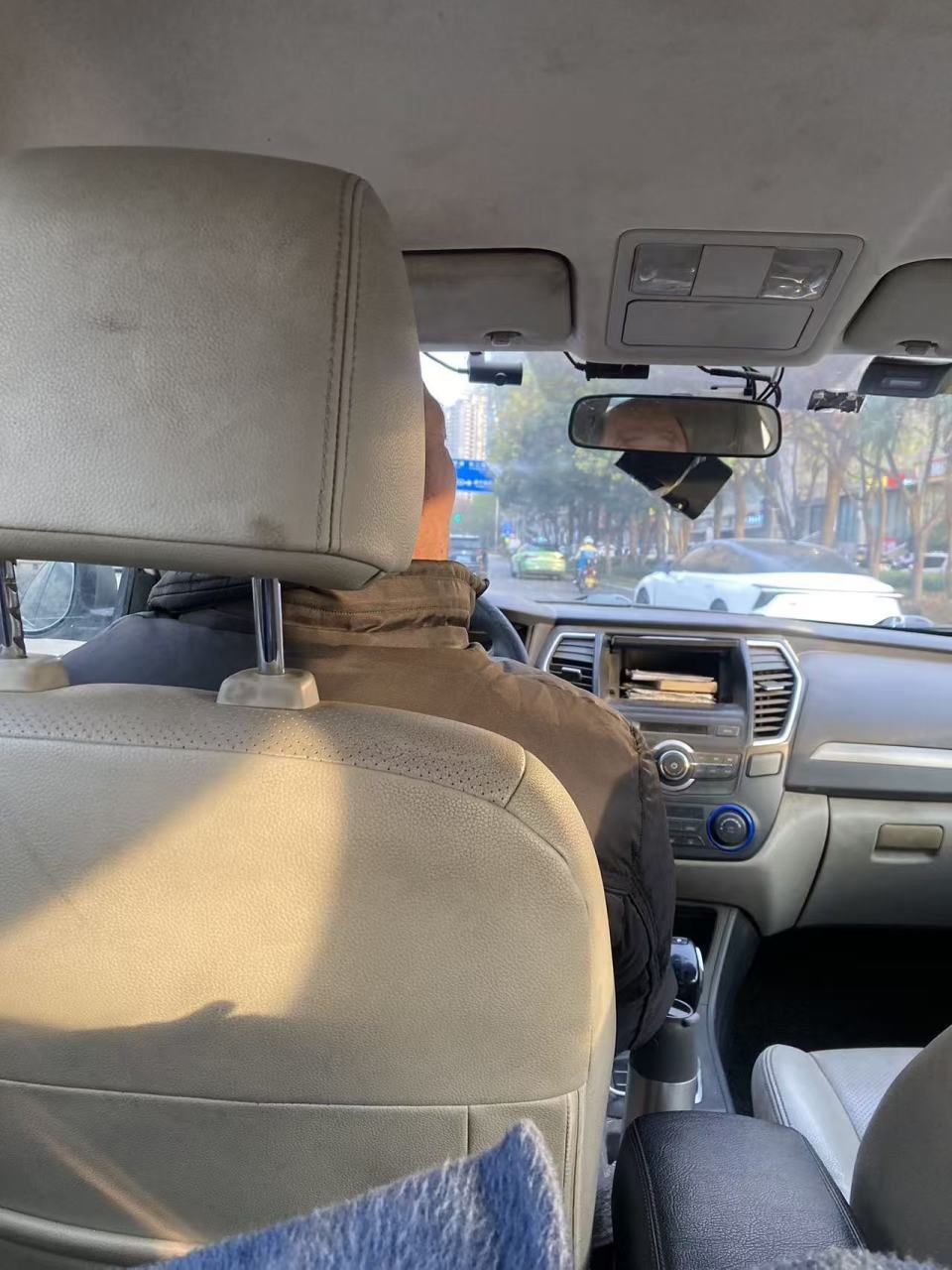 西安一的哥只用英文和乘客交流，乘客：他锻炼口语想出国旅行，网友：有梦想谁都了不起