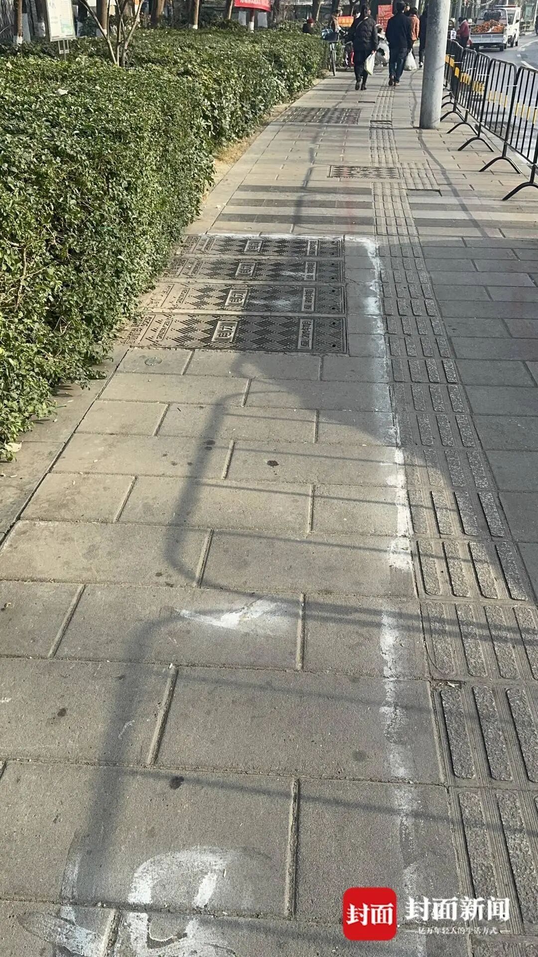 成都一街道摊贩喷涂油漆“花式占道”，官方回应