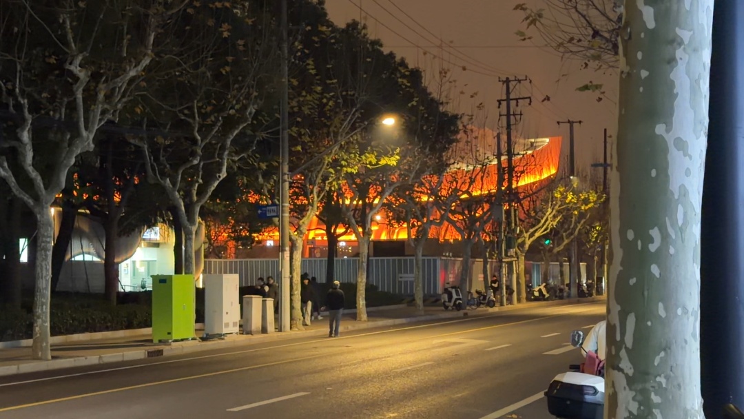 上海市中心地铁口旁“夜夜广场舞”？居民呼吁“还静与民”