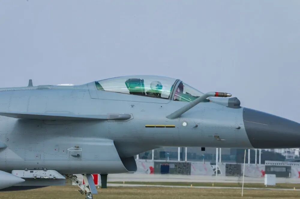 红蓝编队，激烈对抗