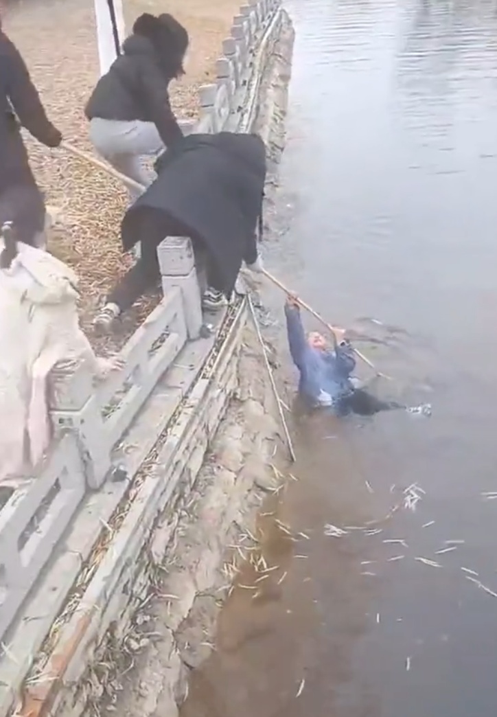 河南7岁男童落水，母亲施救被冲走！路过夫妻和热心大爷用竹竿救下2人