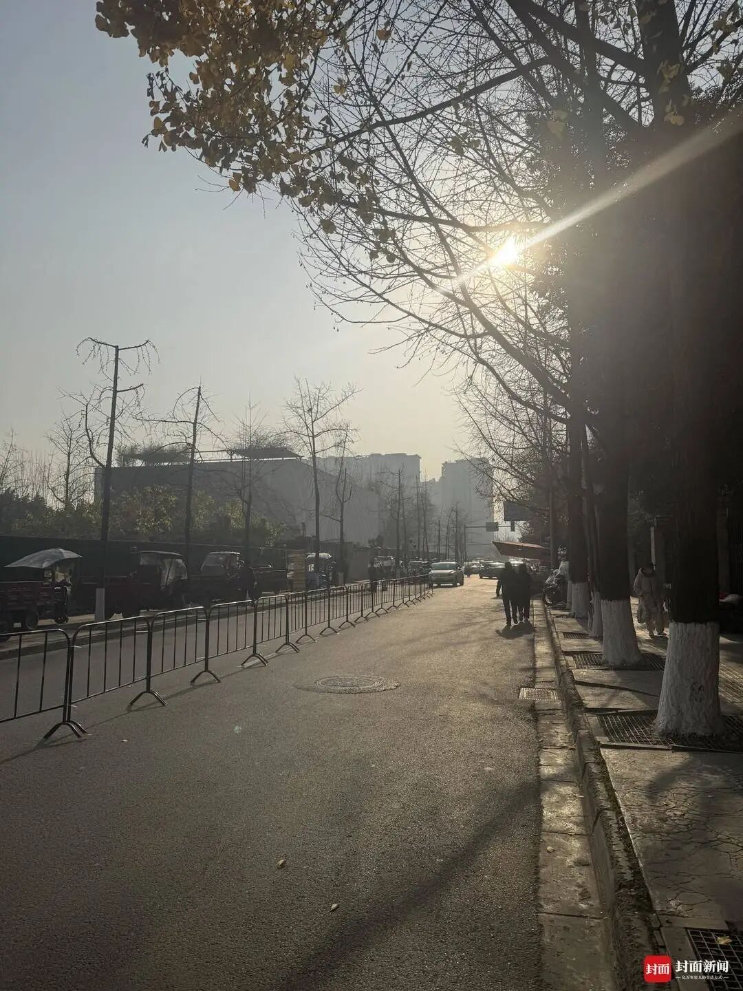 成都一街道摊贩喷涂油漆“花式占道”，官方回应