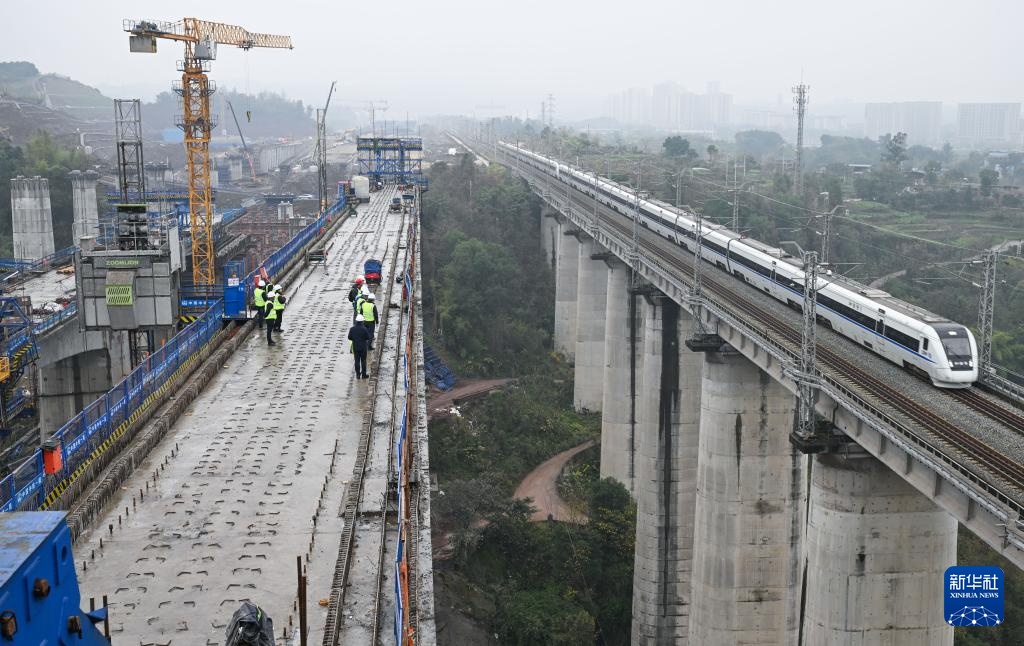 渝万高铁打青沟左线大桥连续梁顺利合龙