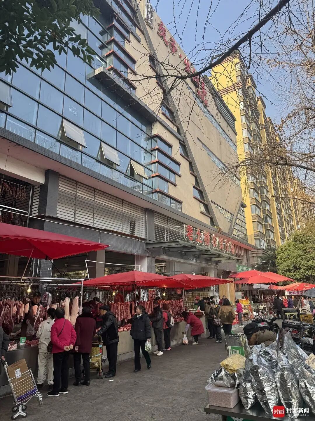 成都一街道摊贩喷涂油漆“花式占道”，官方回应