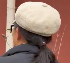 太夸张！上海人比比谁家楼下井盖多！有人家门口100个，“走路难！到处都像贴膏药”...