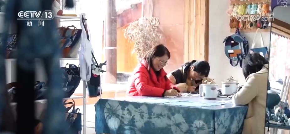 节日氛围渐浓 非遗展“新”意添彩假日消费 逛逛逛、买买买消费市场“升温”