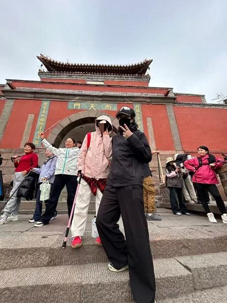 代遛犬猫、陪外国游客观鸟、操控无人机——为何越来越多年轻人青睐新职业