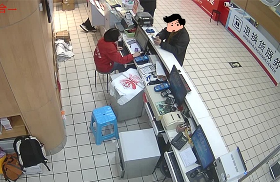 男子狂买40张购物卡！超市员工报警