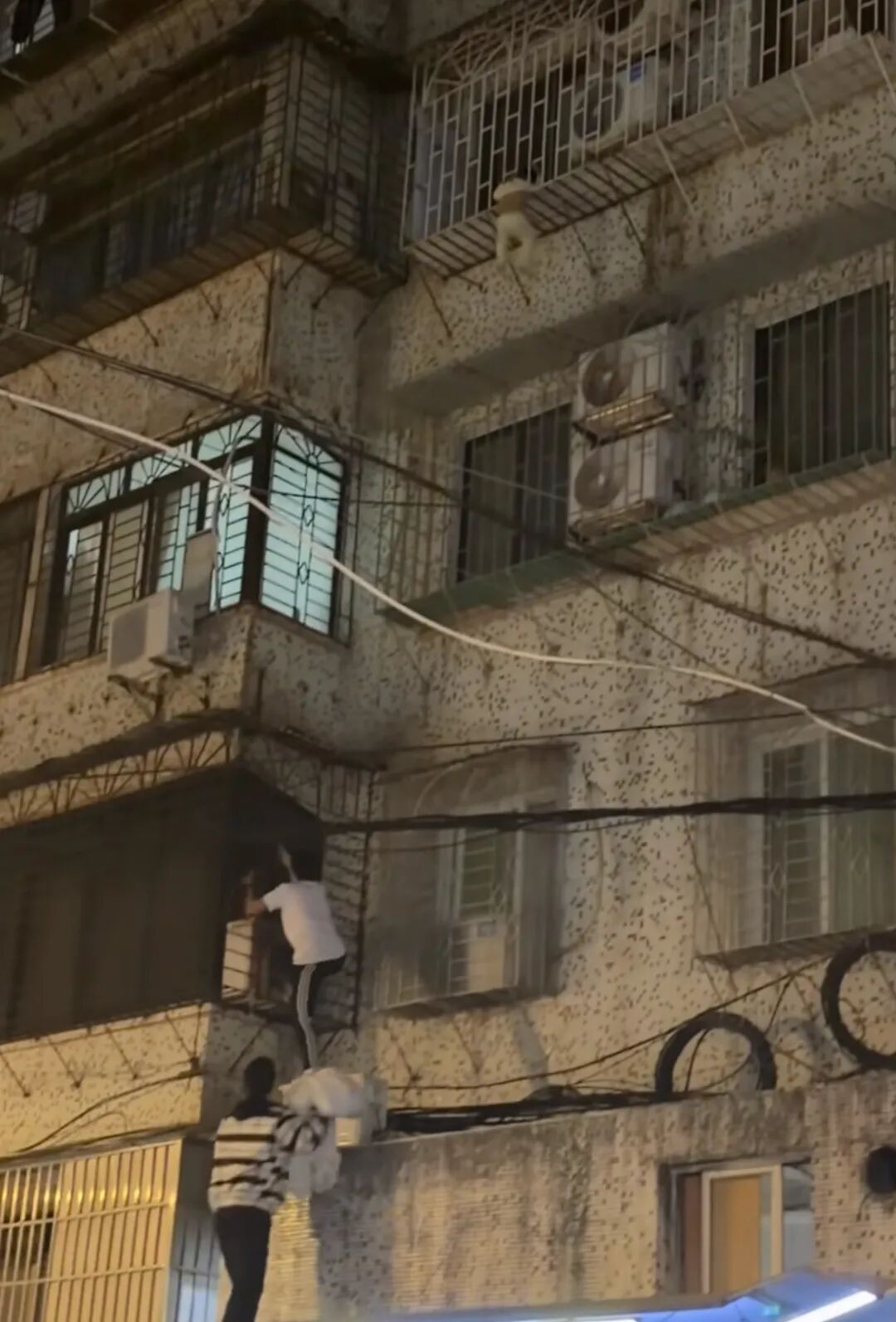 广州白衣“托举哥”找到了！是个开炸鸡店的“00”后足球教练