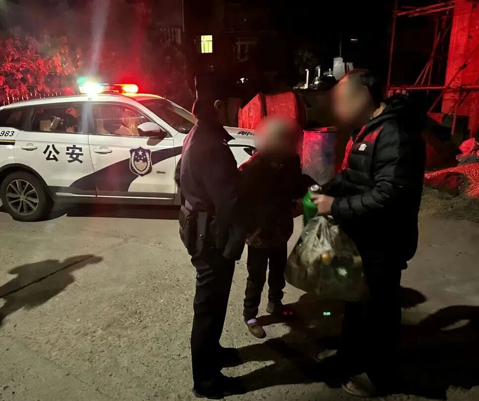 浙江街头一老人倒地，4名同学做了同一个动作