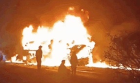 车祸现场燃起大火！印度交通事故已致9死，莫迪发声