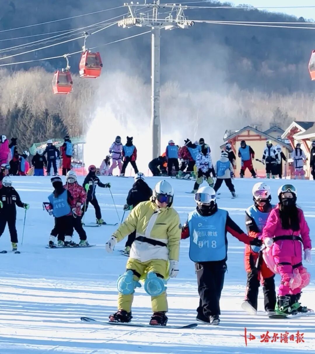 哈尔滨跻身热门冰雪目的地！新手滑雪客群加速转化为长期爱好者，“滑雪+”玩法带动文旅消费增长