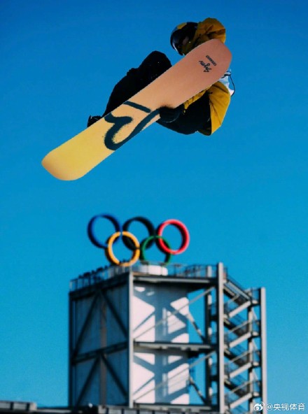 苏翊鸣晒水晶球奖杯