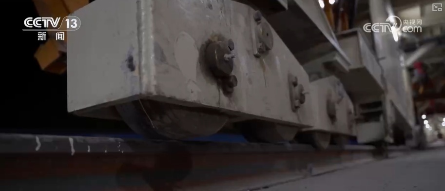 建设者啃下“硬骨头”书写新的世界第一 打通天山为南疆北疆经济发展插上腾飞“翅膀”