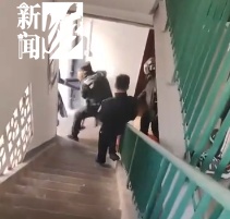 日日惊恐！上海夫妻持斧逐户砍砸邻居家门！居民：多年噩梦...