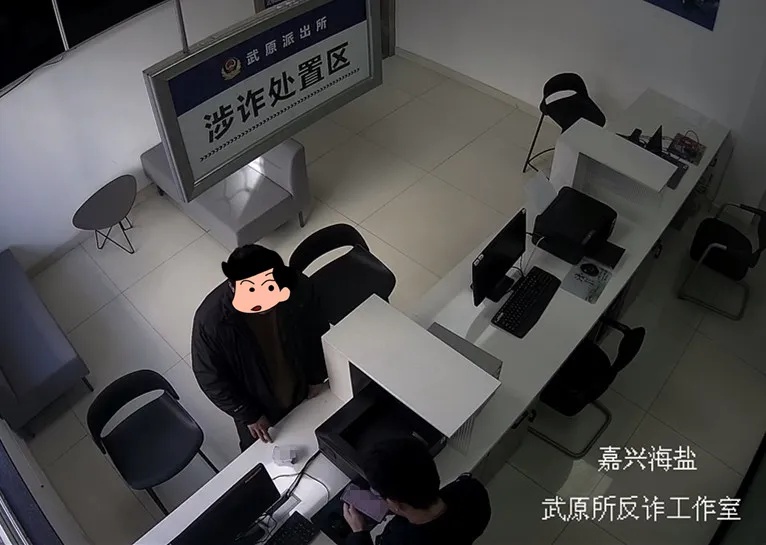 男子狂买40张购物卡，不停催促“快点结账”！超市员工立刻报警……