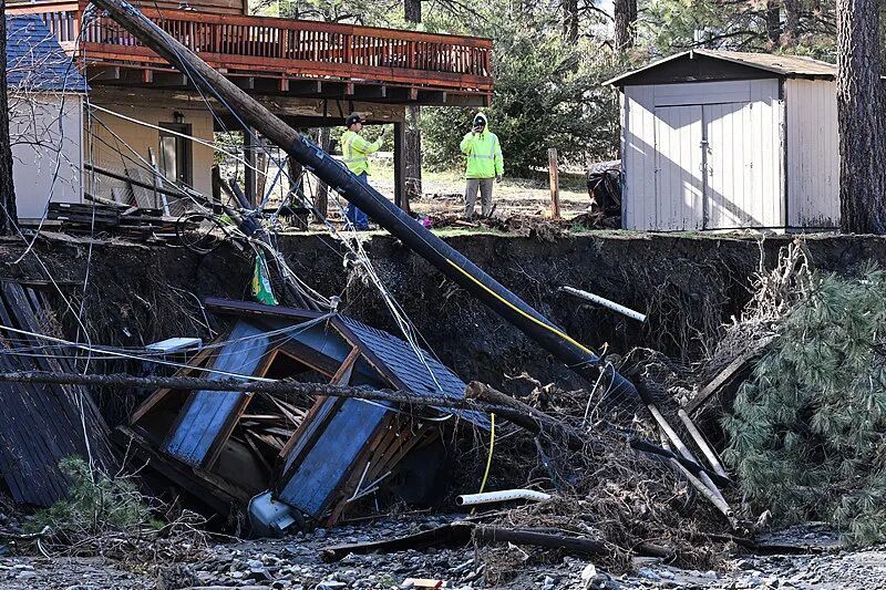 美国加州遭强风暴侵袭，至少3人死亡，12万户居民处于停电状态