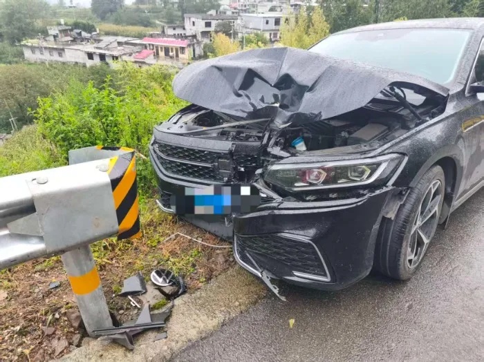 云南一车主驾车撞上护栏，车辆安全气囊未弹出；4S店回应：碰撞力度不够