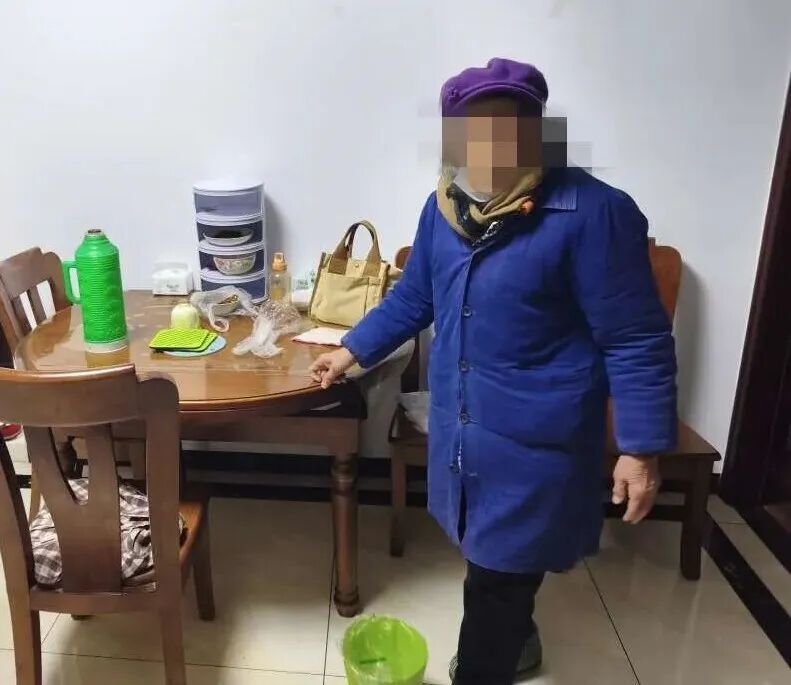 事发杭州！一位头发花白的老人在夜宵摊边徘徊，夜宵摊主一句问候，开启一场暖心救助