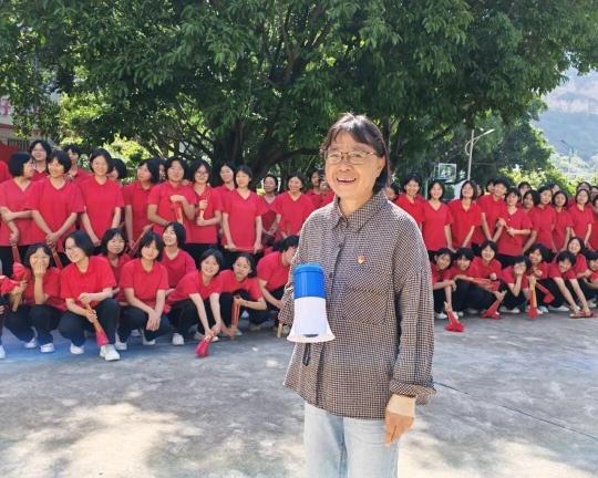 “张桂梅已卸任华坪女高校长”？消息不实