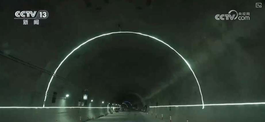 建设者啃下“硬骨头”书写新的世界第一 打通天山为南疆北疆经济发展插上腾飞“翅膀”