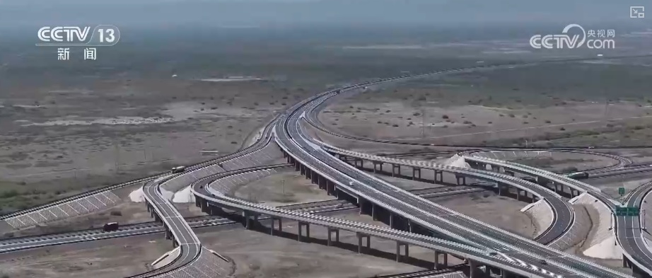 建设者啃下“硬骨头”书写新的世界第一 打通天山为南疆北疆经济发展插上腾飞“翅膀”