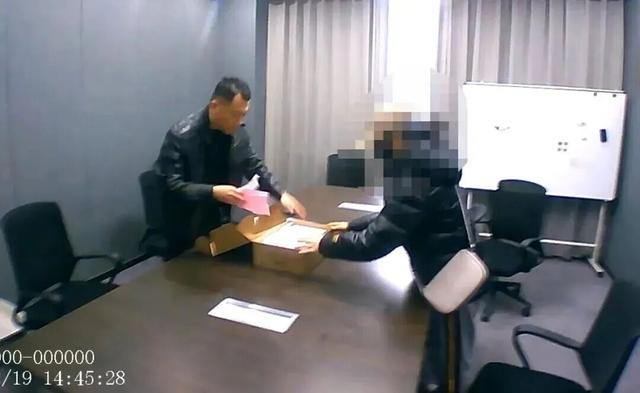 手机店来了“大客户”，店员却报警了，这是咋回事？