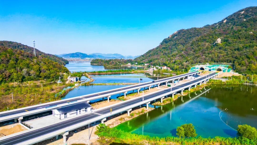 今天上午，安徽三条高速正式开通运营！