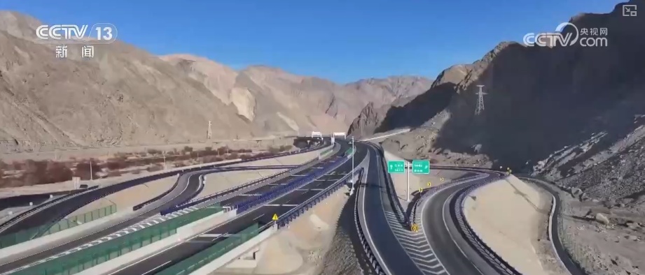建设者啃下“硬骨头”书写新的世界第一 打通天山为南疆北疆经济发展插上腾飞“翅膀”