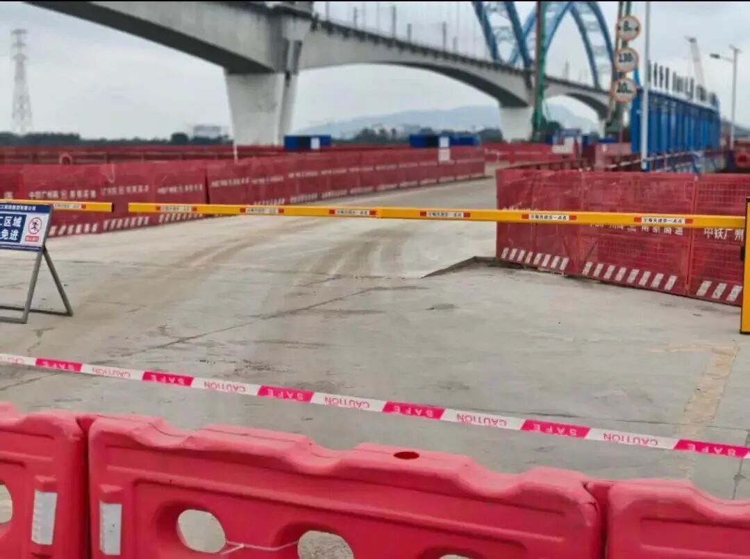 不幸！一家五口驾车旅游，误入无任何阻拦的施工通道，全部坠江遇难