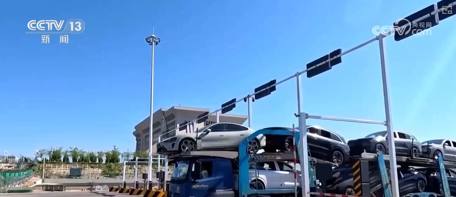 建设者啃下“硬骨头”书写新的世界第一 打通天山为南疆北疆经济发展插上腾飞“翅膀”