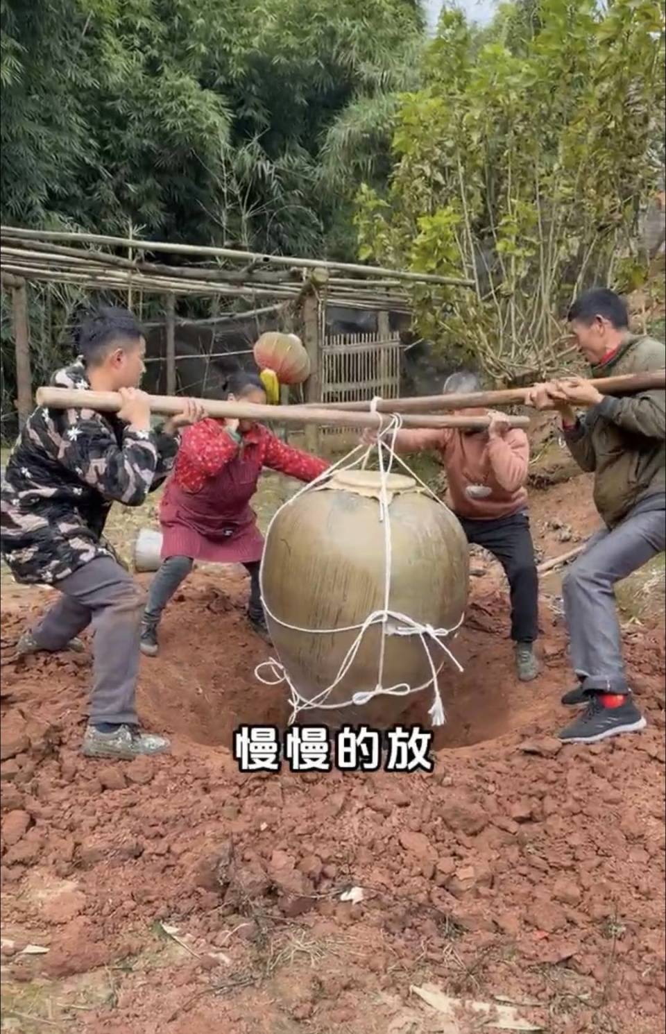 四川自贡爸爸用奶奶陪嫁坛封藏500斤“女儿红”，等女儿18岁开坛