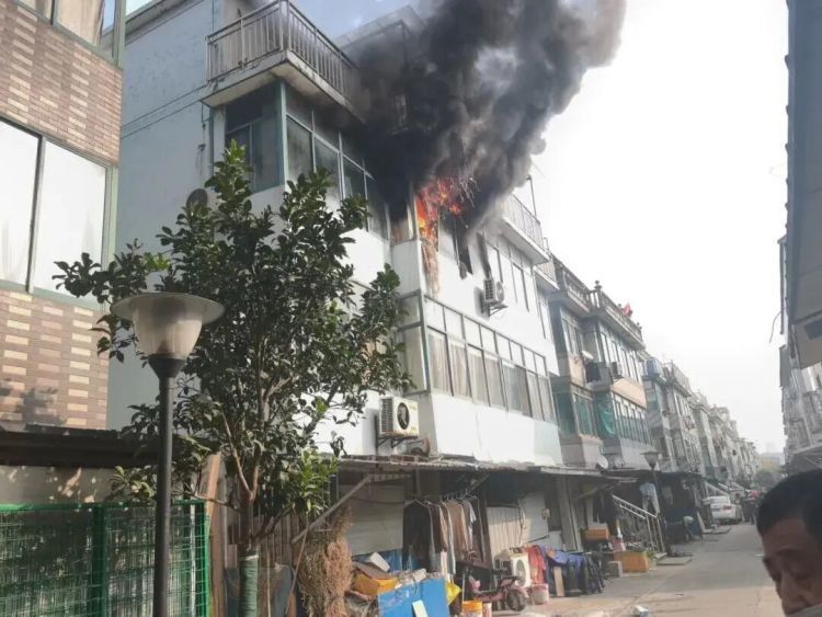 看完一身冷汗！插线板这么用等于“炸弹”