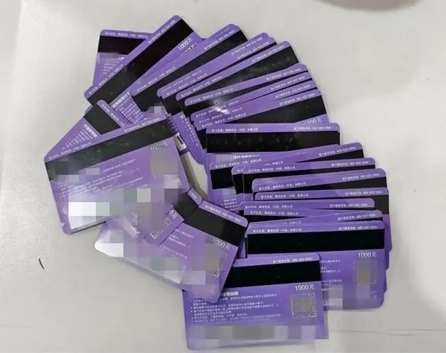 男子狂买40张购物卡，不停催促“快点结账”！超市员工立刻报警……