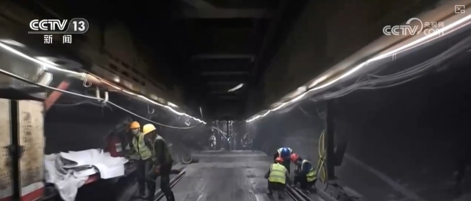 建设者啃下“硬骨头”书写新的世界第一 打通天山为南疆北疆经济发展插上腾飞“翅膀”