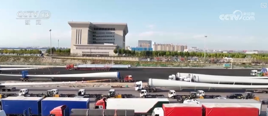 建设者啃下“硬骨头”书写新的世界第一 打通天山为南疆北疆经济发展插上腾飞“翅膀”