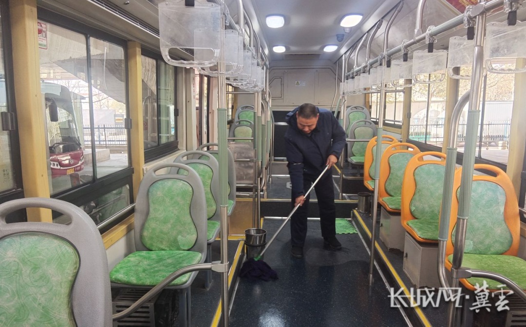 30秒冲刺，5分钟扑灭！公交车长变身“消防员”……