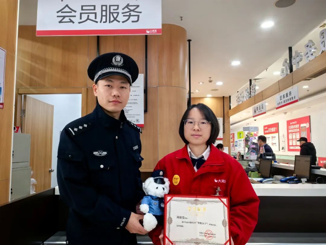 男子狂买40张购物卡，话语闪烁，不停催促“快点结账”！超市员工越想越不对劲……